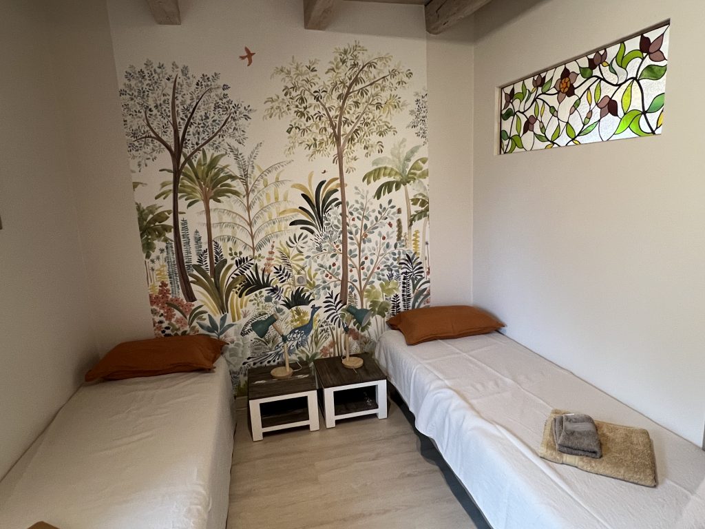 Vitrail chambre d'hôte Ohana et vue des lits